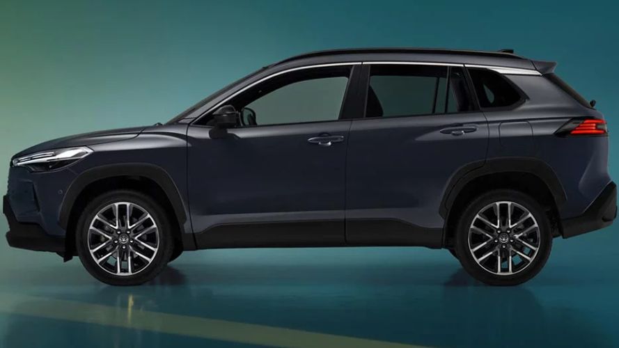 nuova toyota corolla cross laterale