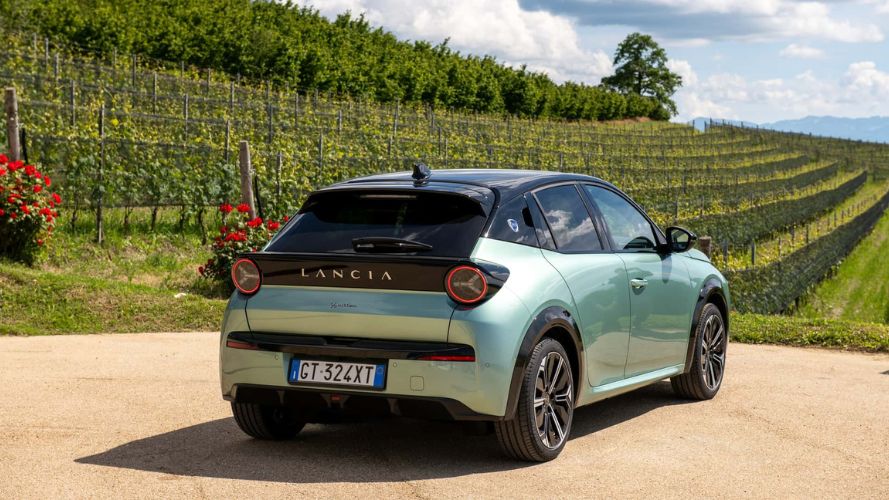 nuova lancia ypsilon retro